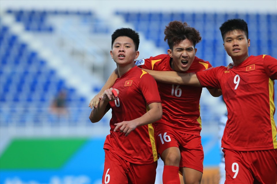 Tận dụng lợi thế hơn người, U23 Việt Nam nhanh chóng ghi bàn quân bình tỉ số. Piến Long băng lên từ cánh phải và dứt điểm ăn theo má ngoài, không cho thủ môn U23 Hàn Quốc bất kỳ cơ hội nào.