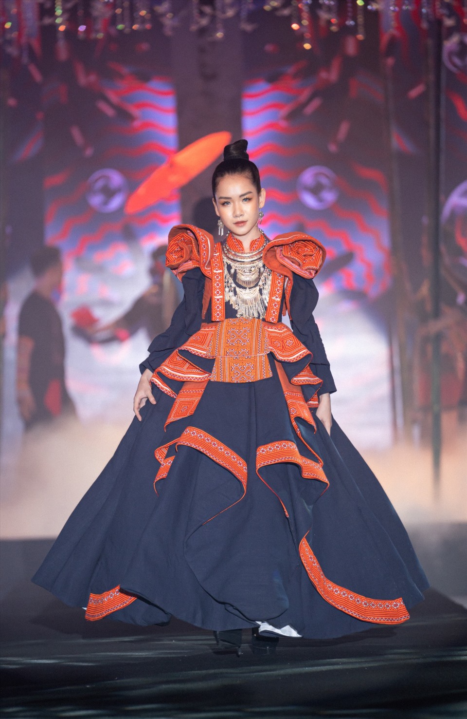 VIFT chú trọng vào việc quảng bá văn hóa, du lịch Việt Nam thông qua những chương trình biểu diễn thời trang. Ảnh: BTC
