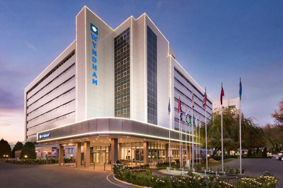 Tọa lạc ngay tại trung tâm thủ đô Tashkent của Uzbekistan, khách sạn Wyndham Tashkent là nơi các cầu thủ Việt Nam lưu trú để tham gia chung kết U23 châu Á 2022.