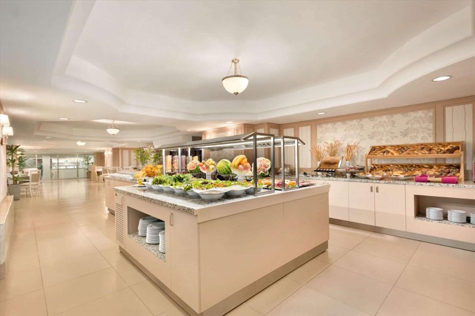 Nhà hàng Turkuaz trong khách sạn phục vụ buffet sáng và tối mỗi ngày với các món ăn trong nước và quốc tế.