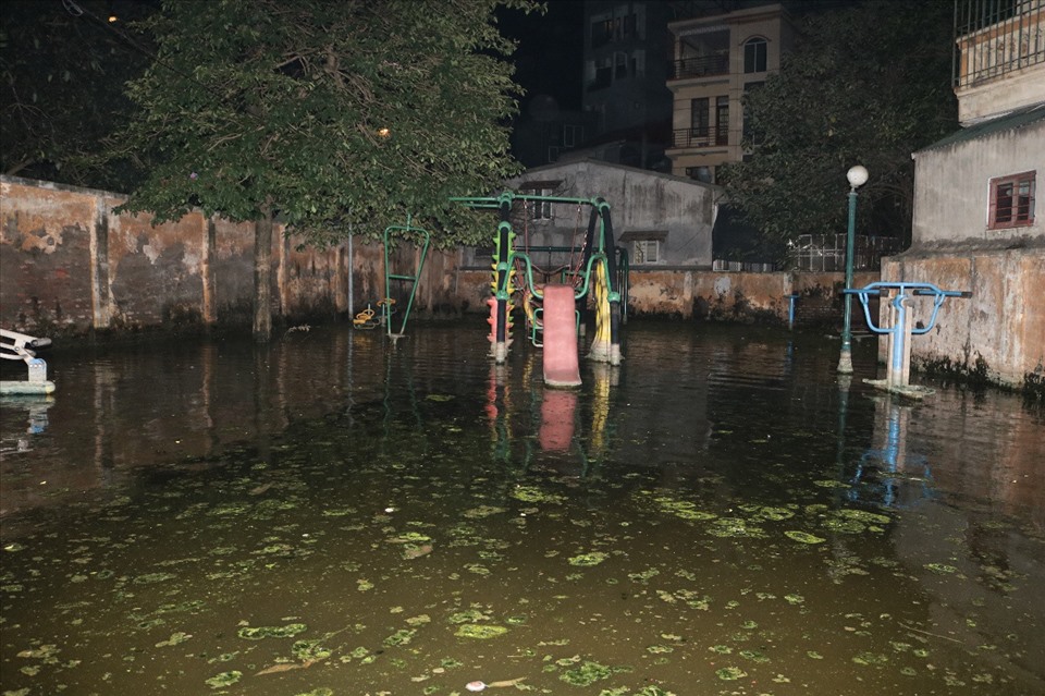 Khu vực sân của nhà văn hóa phường vẫn lênh láng nước.