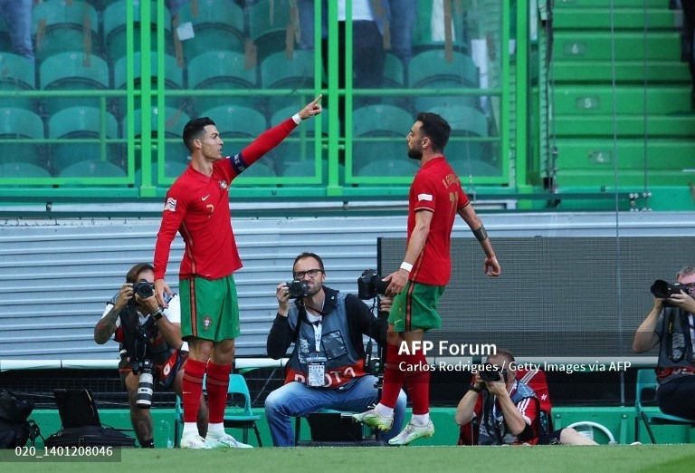 Ronaldo hoàn tất cú đúp trong vòng 4 phút. Ảnh: AFP