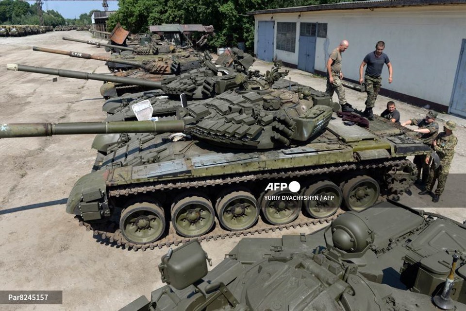 Ukrainian servicemen inspect a new T-72 tank in Lviv, western Ukraine, August 2015.  Illustration.  Photo: AFP