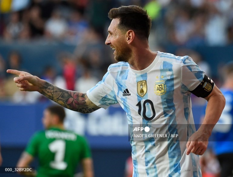 Messi ăn mừng sau khi ghi bàn trước Estonia. Ảnh: AFP
