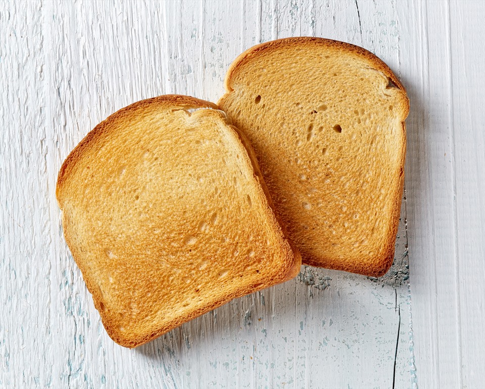Bánh mì nướng chỉ nên ăn tối đa 2 lần/ tuần vào buổi sáng để tránh việc tăng cân mất kiểm soát cũng như thiếu dinh dưỡng trong cơ thể. Ảnh: Xinhua