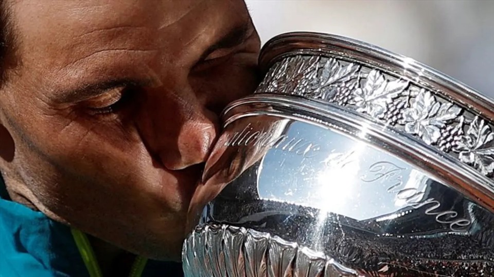 Lần thứ 14, Rafael Nadal hôn lên chiếc cúp mang tên Coupe des Mousquetaires. Ảnh: Roland Garros