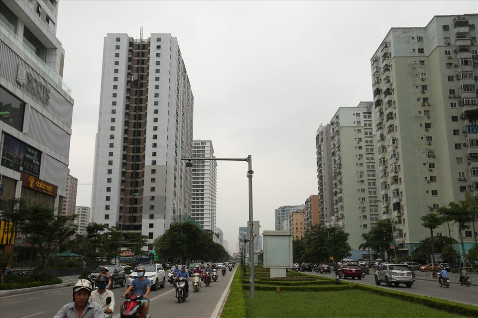 Nhiều cao ốc nhồi nhét trên đường Lê Văn Lương. Ảnh Hải Nguyễn.