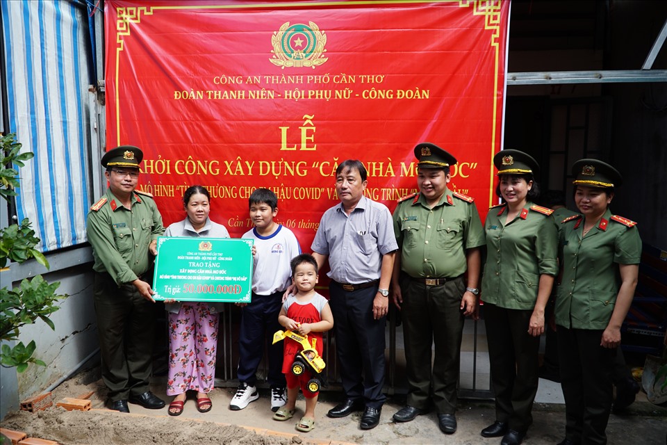 Thượng tá Lương Hoàng Tuấn - Phó trưởng phòng PX03 Công an TP.Cần Thơ trao bảng tượng trưng cho gia đình.