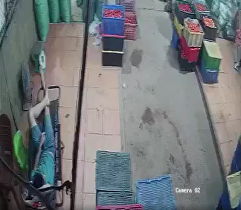 Camera an ninh ghi lại cảnh người đàn ông đang nằm ngủ trong ki-ốt chợ thì bị đâm tử vong. Ảnh: Cắt từ clip