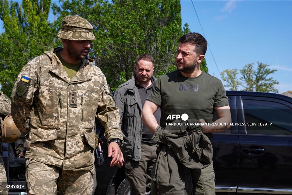 The President of Ukraine went to the front lines to visit soldiers on June 5.  Photo: AFP