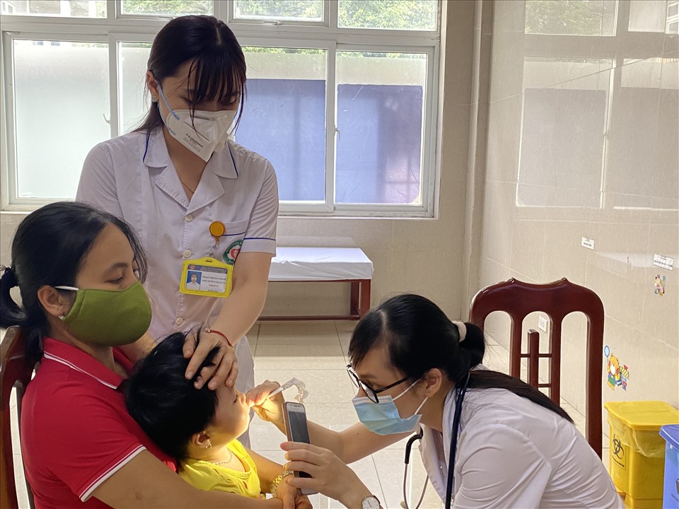 Trẻ mắc bệnh tay chân miệng được đưa đến điều trị tại Bệnh viện Sản Nhi tỉnh Ninh Bình. Ảnh: NT