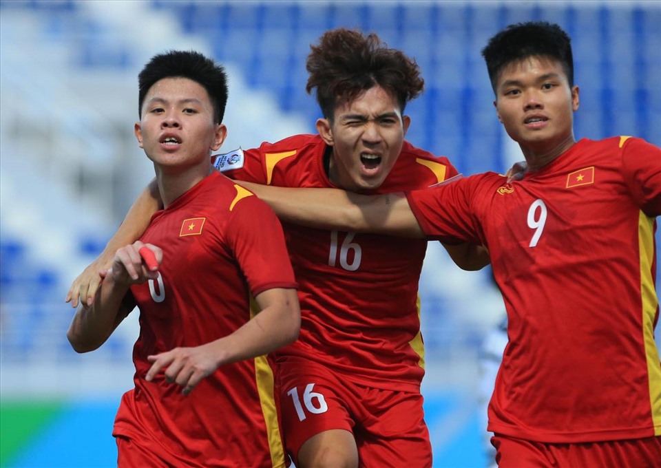 Vũ Tiến Long (bìa trái) đang thăng hoa trong màu áo U23 Việt Nam. Ảnh: Trung Thu