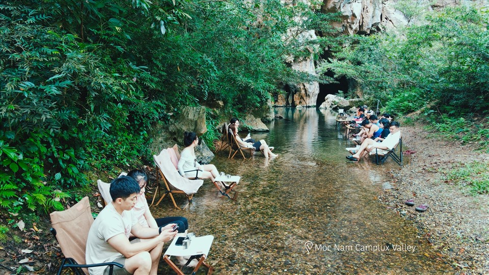 Suối nước tự nhiên là nơi bơi lội, vui chơi chính.