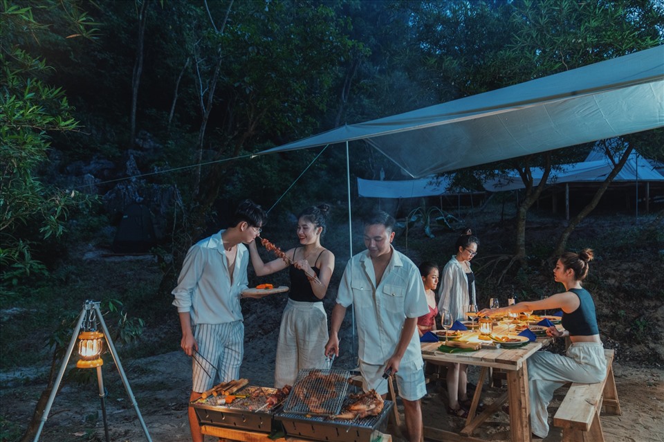 Tiệc tối vui vẻ với đồ nướng BBQ.