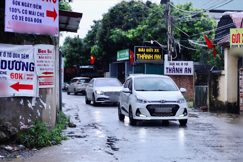 Nhộn nhịp xe ra vào tại làng Tân Trại. Ảnh: Nguyễn Thúy.