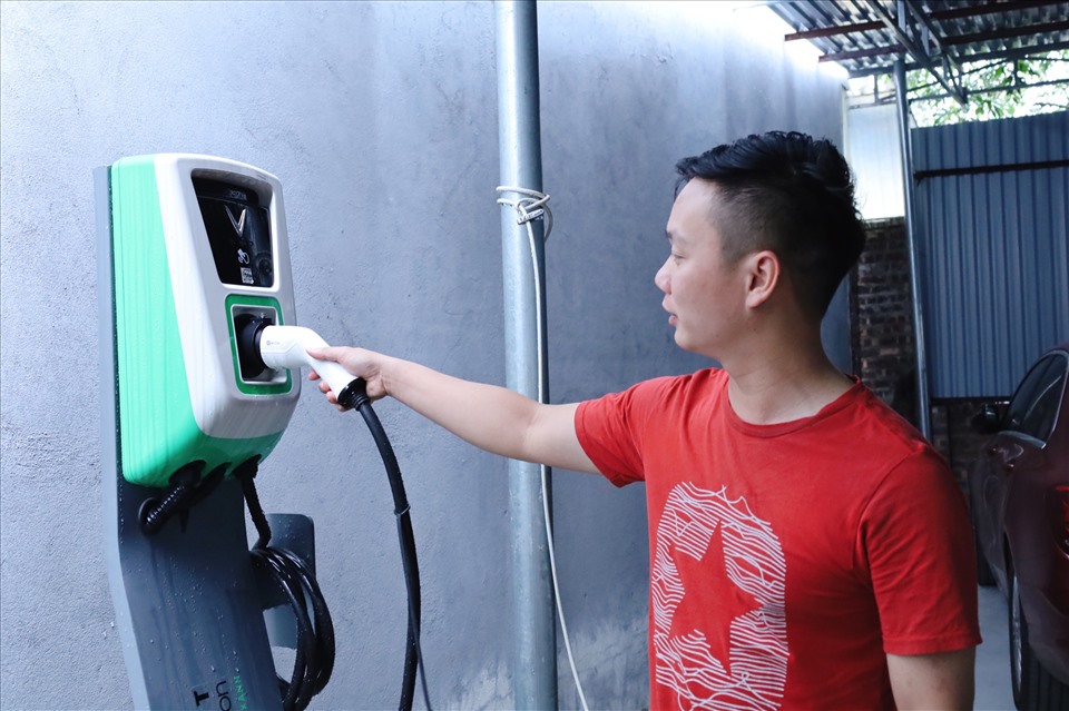 Nhiều hộ đầu tư lắp đặt thêm hệ thống trạm sạc xe ô tô điện, phòng khi khách có nhu cầu. Ảnh: Nguyễn Thúy.