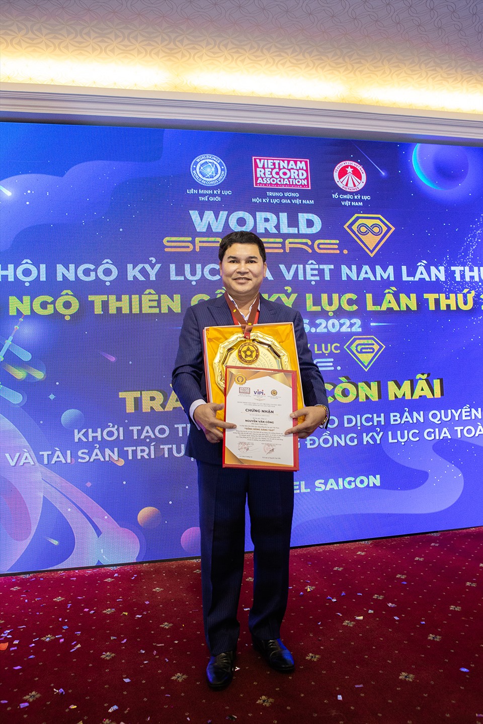 Kỷ lục gia - nhạc sĩ Thiện Hảo nhận bằng Kỷ lục và Đĩa vàng Sống bằng sáng tạo, cùng Huy hiệu Viet Master.