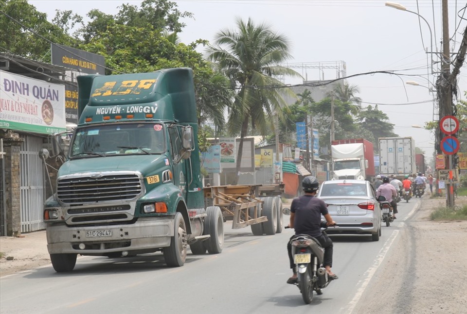 Đường Nguyễn Duy Trinh thường xuyên xảy ra tai nạn giao thông do đường hẹp và mật độ xe container lưu thông lớn. Ảnh: M.Q