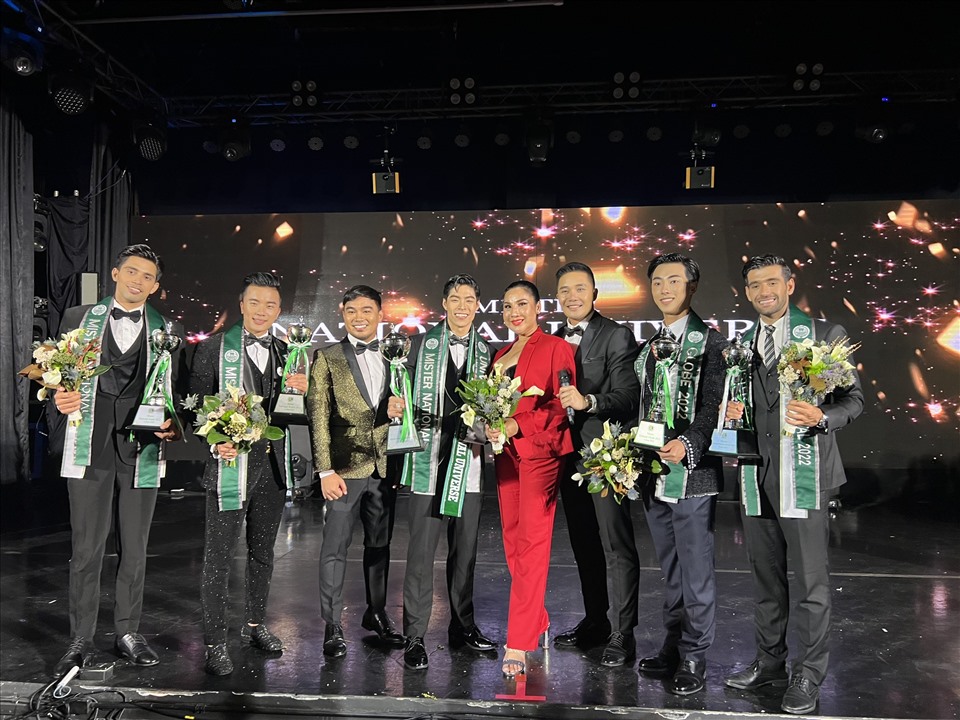 Sau màn hùng biện của cả ba thí sinh, trong niềm thăng hoa vỡ òa, kết quả chung cuộc hai tiếng Việt Nam đầy tự hào đã được vang lên trên đấu trường nhan sắc quốc tế dành cho phái mạnh Mister National Universe 2022 vừa được diễn ra tại Bangkok Thái Lan.