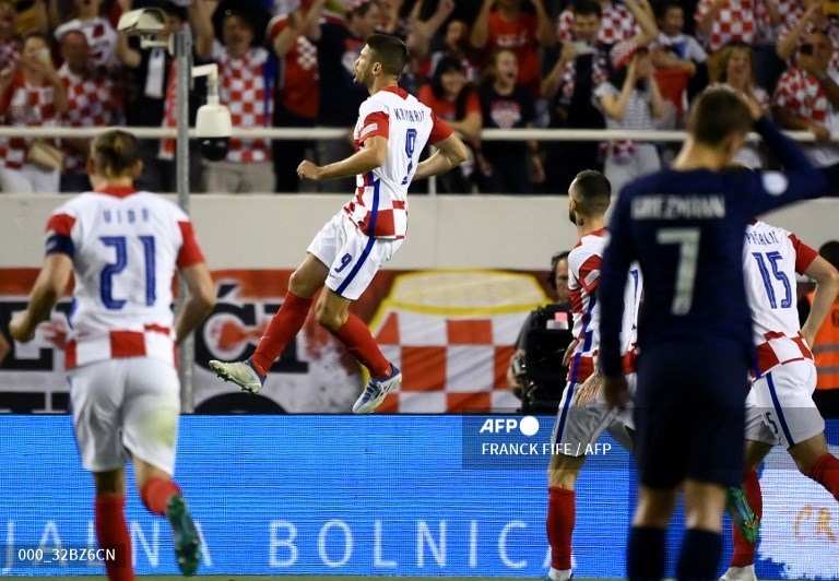 Kramaric (số 9) cân bằng tỉ số cho Croatia.  Ảnh: AFP