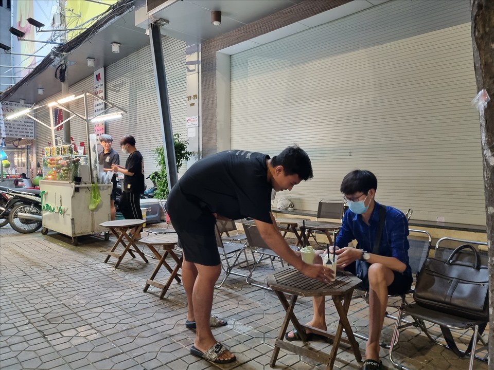 Sinh viên Phan Hoài Phương Em chạy bàn ở quán cafe vỉa hè để giảm gánh nặng với gia đình