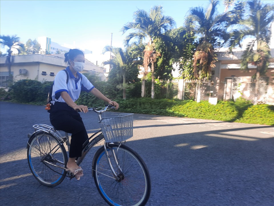 Sinh viên Đại học Cần Thơ Phan Hồng Nhi đạp xe đến trường