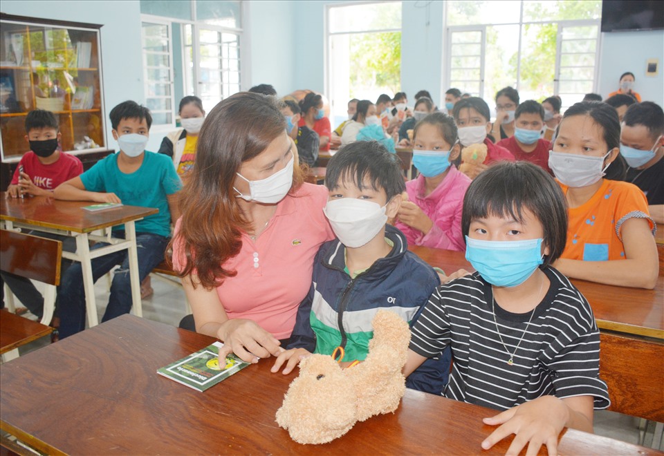 Chị Nguyễn Thị Kim Yến hướng dẫn trẻ em nạn nhân chất độc da cam luyện tập văn nghệ năm 2022. Ảnh LVT