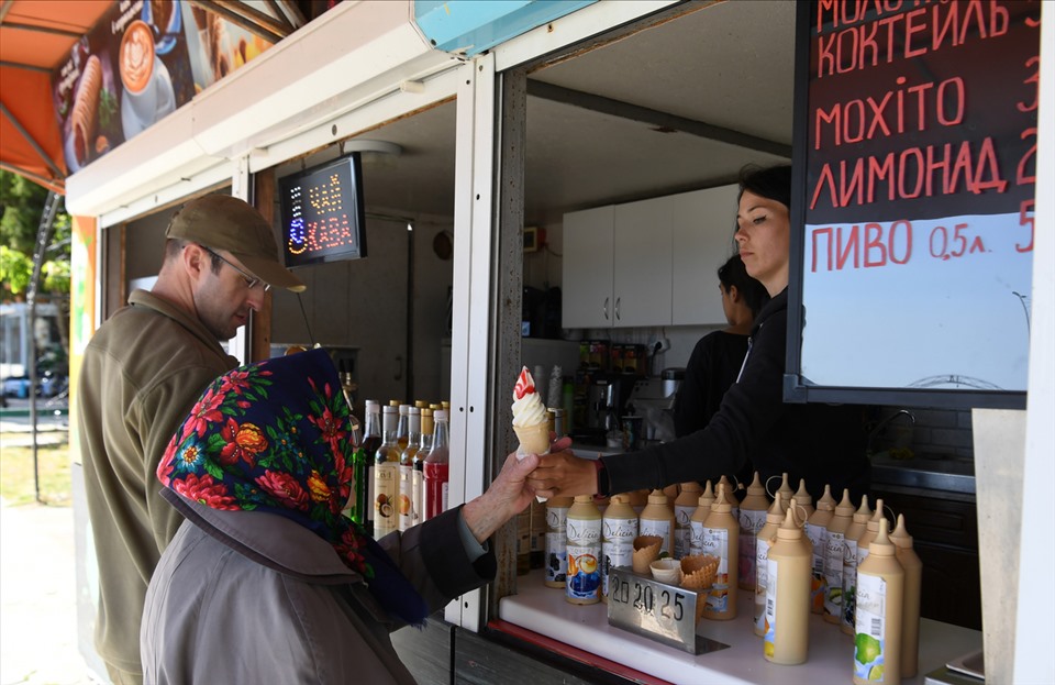 A local buys ice cream at the Black Sea resort town of Skadovsk during Russia's military operation in Kherson, Ukraine.  Photo: Sputnik