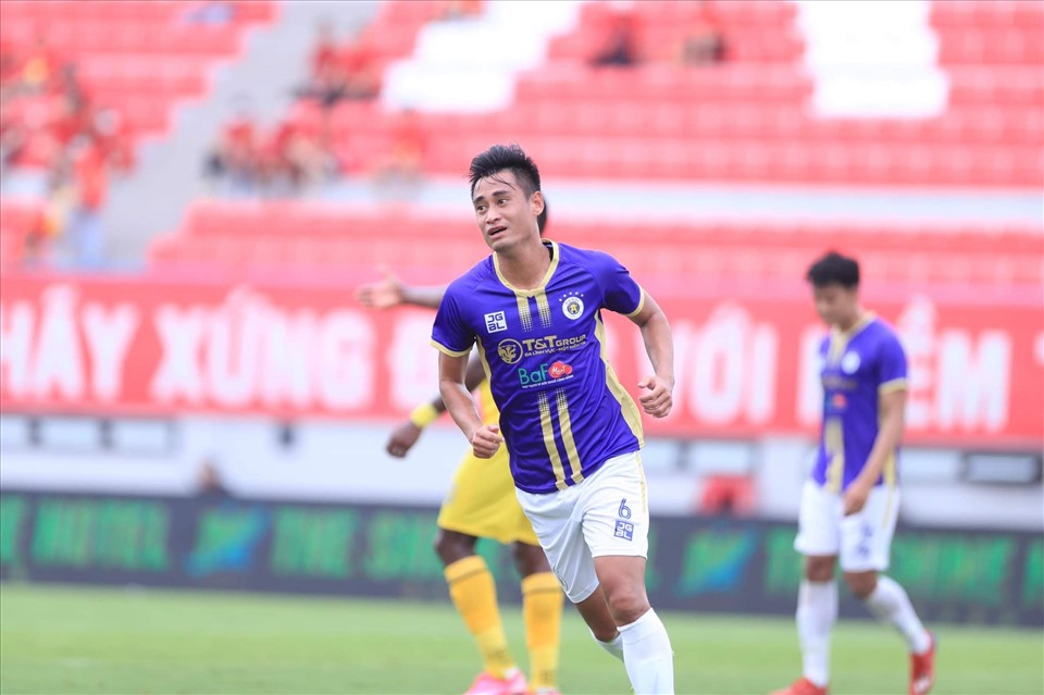 Vũ Minh Tuấn ghi cú đúp bàn thắng vào lưới Hoàng Anh Gia Lai. Ảnh: Minh Đức