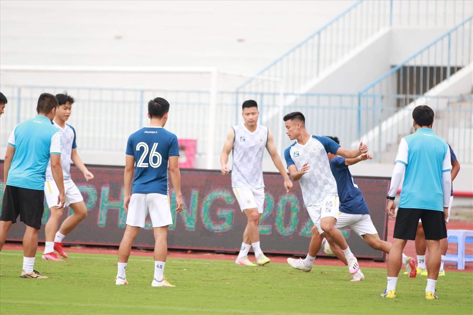 Câu lạc bộ Hà Nội khởi động trước trận đấu. Ảnh: Minh Đức
