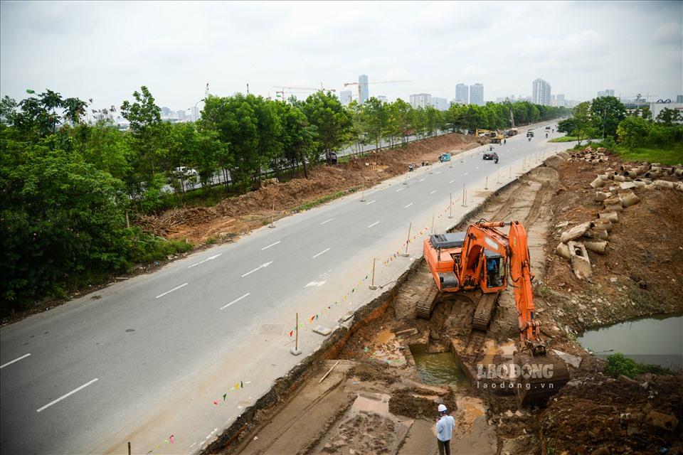 Dự án đầu tư mở rộng đường gom Đại lộ Thăng Long đoạn từ cầu vượt Phú Đô đến đường Lê Trọng Tấn (Vành đai 3,5)  dài 7,5km với tổng kinh phí thực hiện dự án là hơn 163 tỉ đồng.
