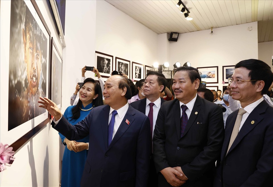 Chủ tịch nước Nguyễn Xuân Phúc và các đại biểu tham quan triển lãm ảnh Nghệ thuật Quốc tế lần thứ 11. Ảnh: TTXVN