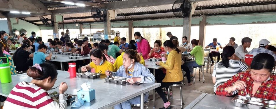 Bữa cơm giữa ca của công nhân trong tỉnh Bạc Liêu ngày càng chất lượng hơn. Ảnh: Minh Luân