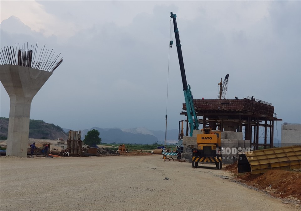 UBND tỉnh Ninh Bình đã có văn bản chỉ đạo các đơn vị liên quan, phối hợp với nhà thầu xử lý những vướng mắc về mỏ vật liệu đất đắp nền của Dự án xây dựng công trình đường bộ cao tốc Bắc – Nam phía Đông giai đoạn 2017-2020, trong đó có dự án thành phần Mai Sơn - . Ảnh: NT