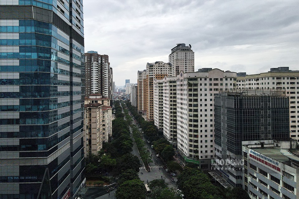 Hướng nhìn về phía khu đô thị Trung Hoà - Nhân Chính, nơi những toà nhà cao tầng đầu tiên của Hà Nội tại một khu đô thị mới, hiện đại.