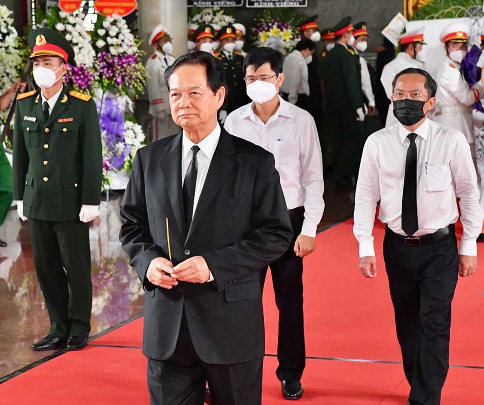 Nguyên Thủ tướng Chính phủ Nguyễn Tấn Dũng đến viếng. Ảnh: VIỆT DŨNG