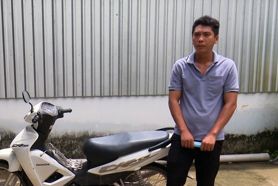Đối tượng Nguyễn Văn Nhí và chiếc xe tang vật trong vụ án báo tin giả đến cơ quan Công an. Ảnh: NT