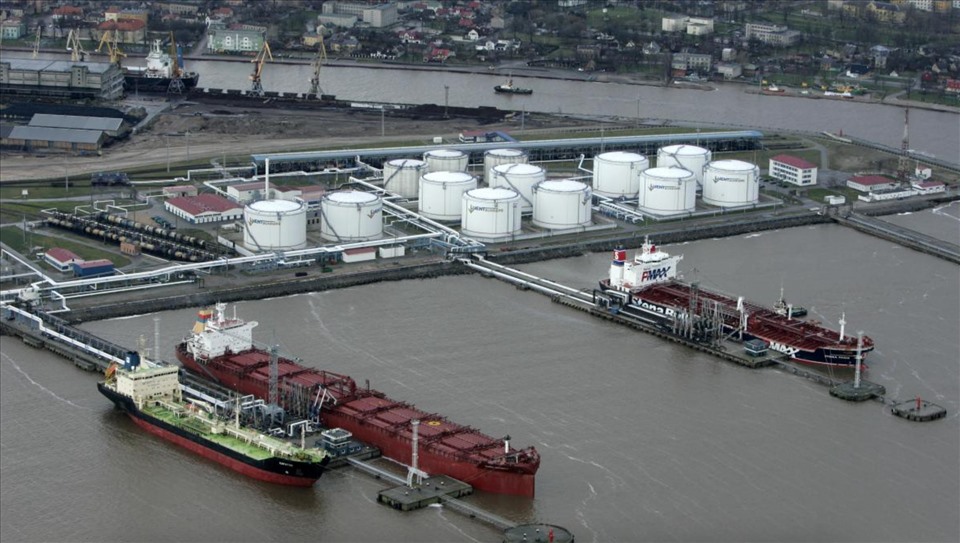 Xuất khẩu dầu từ các cảng như Ventspils ở Latvia bị cáo buộc sử dụng các lô hàng pha trộn để tránh lệnh trừng phạt đối với Nga. Ảnh chụp màn hình