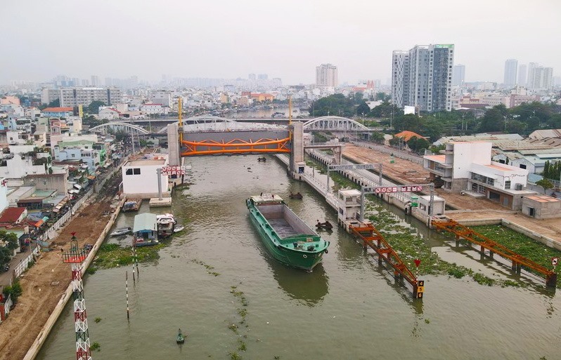 Cống ngăn triều Tân Thuận - một trong 6 cống ngăn triều chính của dự án ngăn triều 10.000 tỉ đồng. Ảnh: Anh Tú