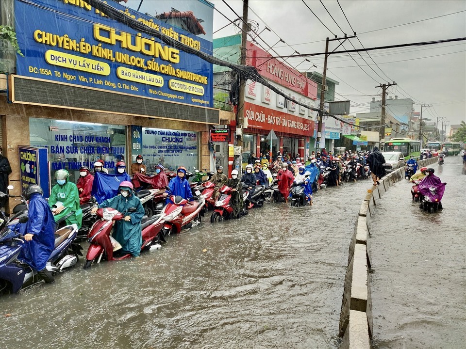 Ngước ngập đường Tô Ngọc Vân khiến xe máy không thể di chuyển. Ảnh: M.Q