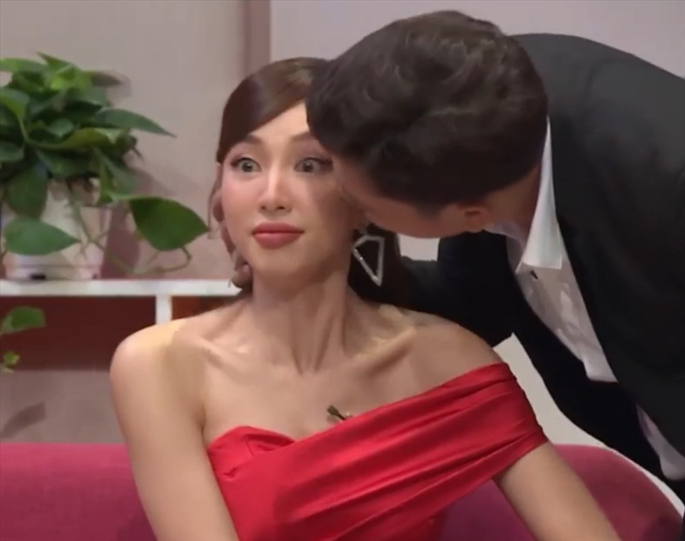 Nụ hôn gây tranh cãi của Trường Giang dành cho Hoa hậu Thùy Tiên. Ảnh: CMH