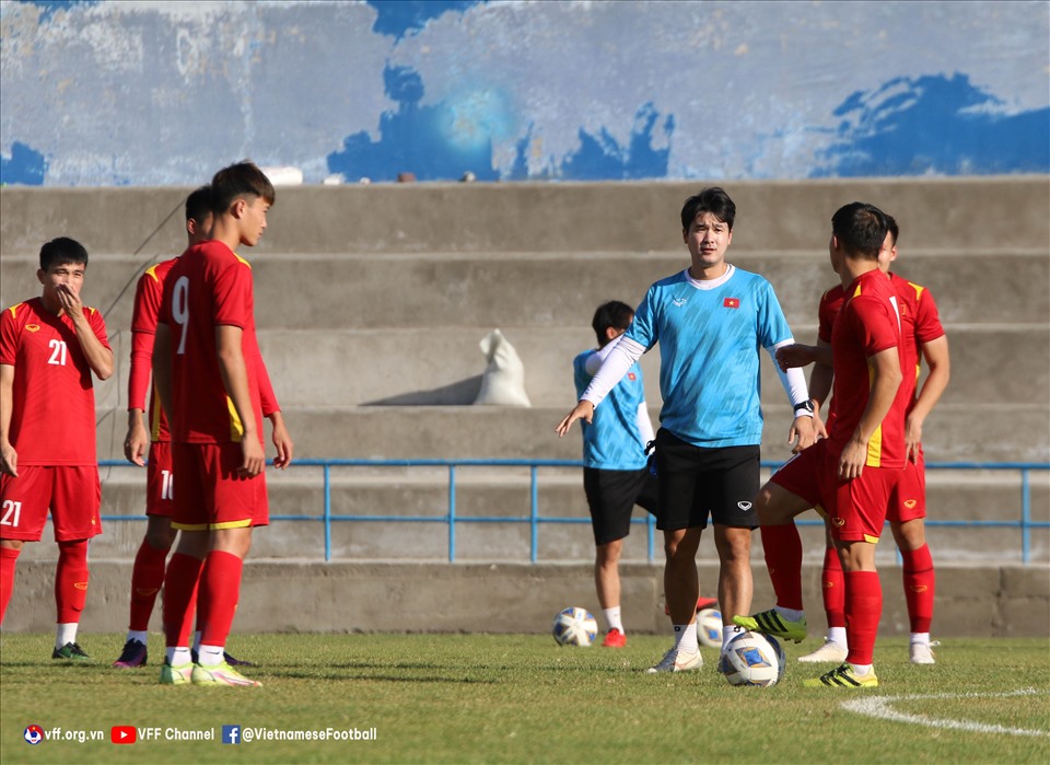 Các cầu thủ rèn thể lực cùng trợ lý Park Sung-gyun trước khi bước vào các bài tập chính.