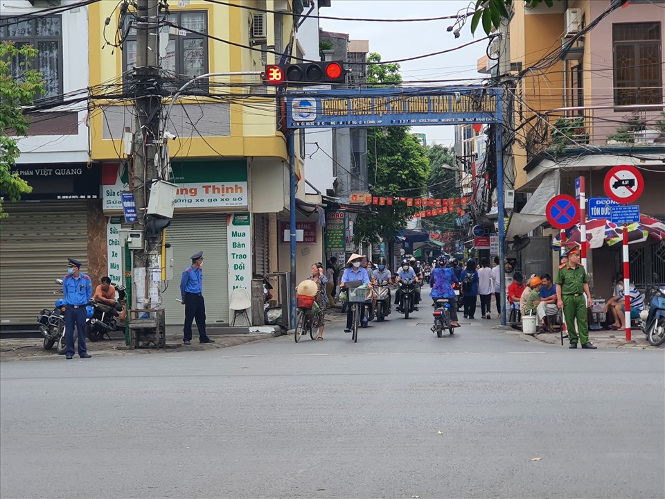 Lực lượng chức năng điều tiết giao thông tại ngã tư lối rẽ vào trường THPT Trần Nguyên Hãn