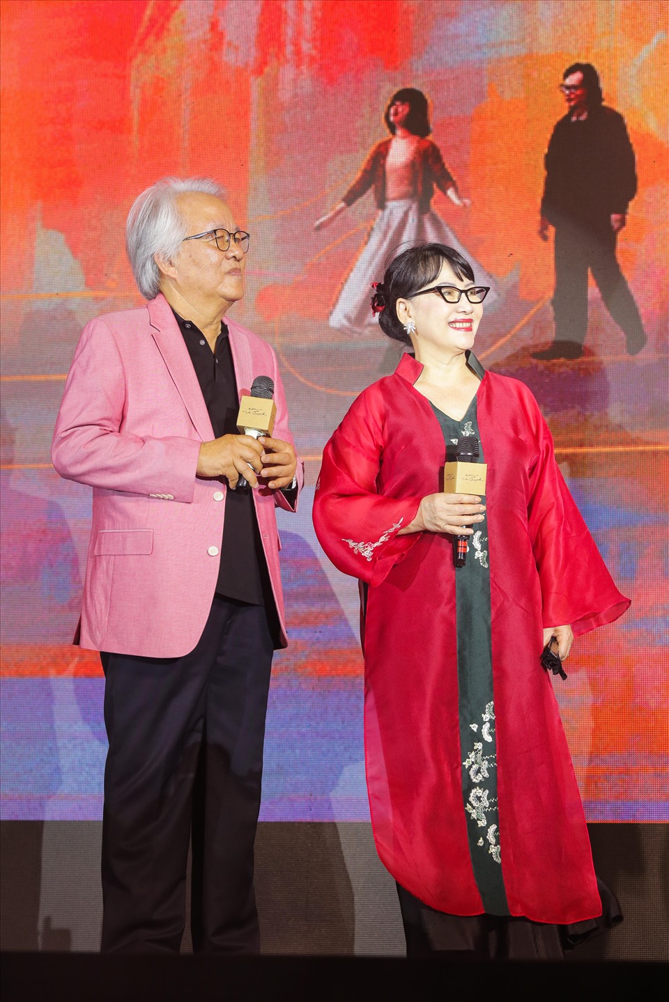 Kết thúc sự kiện thảm đỏ là Hoàng Duyên, một nhân tố trong dự án đặc biệt “Gen Z và Trịnh” gồm những nghệ sĩ trẻ của thế hệ gen Z hát nhạc Trịnh bằng tất cả sức trẻ của mình. Cô trình bày ca khúc “Mưa hồng” trong sự cổ vũ của khách mời tham dự họp báo.
