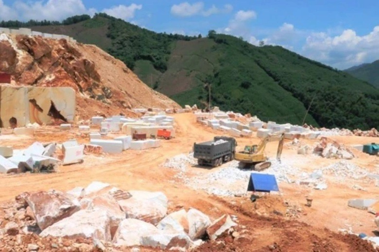 Hiện trường vụ khai thác đá quy mô lớn ở xã Châu Lộc, huyện Quỳ Hợp, Nghệ An. Ảnh: CTV.