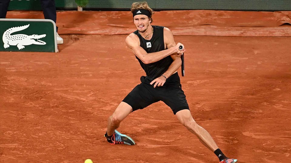 Tay vợt người Đức dính chấn thương nặng và phải sớm kết thúc trận bán kết Roland Garros 2022 với Rafael Nadal. Ảnh: Roland Garros