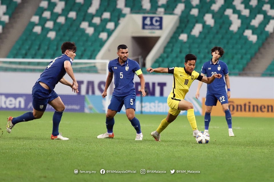 U23 Malaysia (áo vàng) toàn thua sau 2 trận đầu tiên tại vòng chung kết U23 Châu Á 2022. Ảnh: FAM