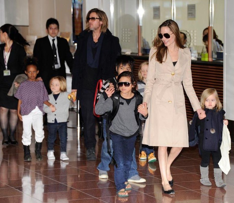 Angelina và Brad đi cùng 6 người con trong một lần xuất hiện vào tháng 11.2011. Ảnh: AFP.
