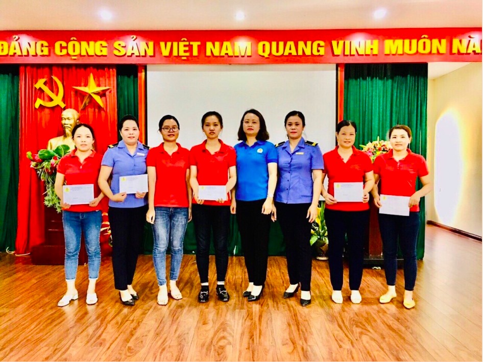 Bà Trần Thị Thu Hằng - Chủ tịch Công đoàn Viên chức tỉnh Điện Biên trao quà cho nữ công nhân khó khăn.