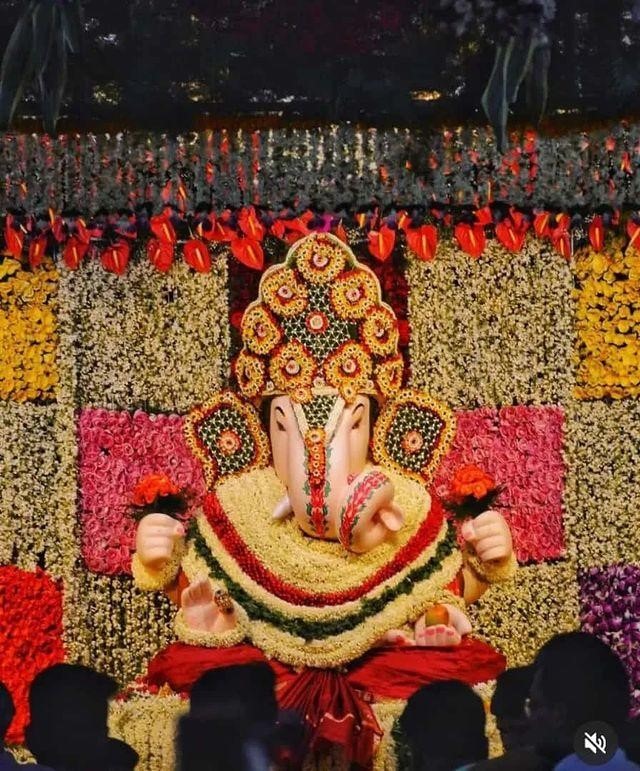 Đền Shree Siddhivinayak thờ thần Shri Ganesh đón tiếp hàng chục nghìn người hành hương mỗi ngày, là “thánh địa” tâm linh và cũng là “kho báu” của Mumbai với số lượng hiện vật và đồ cúng dường ước tính lên đến hàng chục tỷ USD. Ảnh: @harhar_mahadev_